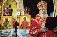 Визит Святейшего Патриарха Алексия II. Прославление в лике святых священномучеников Новосибирских протоиерея Николая Ермолова и священника Иннокентия Кикина. Всенощное бдение 23 мая 2002 г.